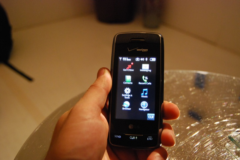Illustration for article titled Verizon's LG VX10000 Voyager Revealed and Groped (with Gallery)